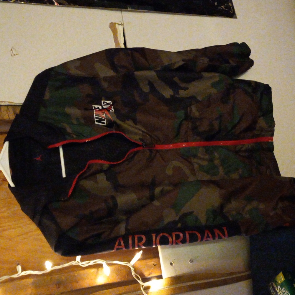 Thin hooded jacket